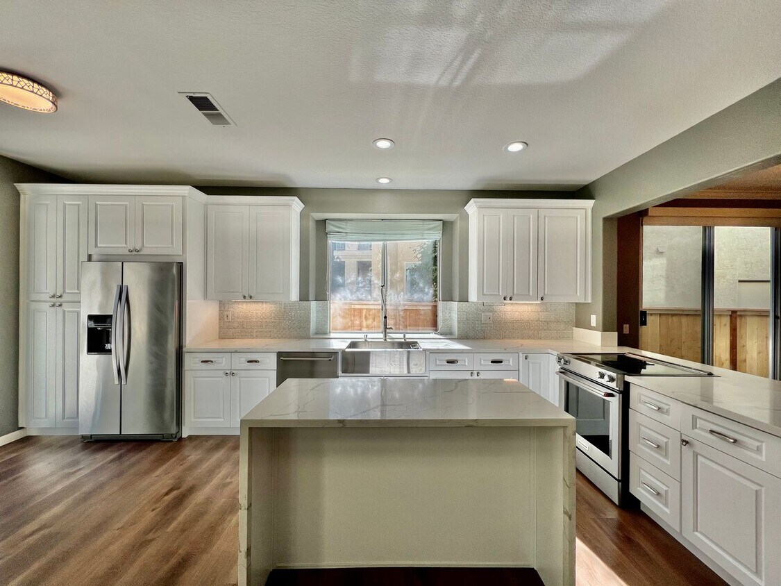 Primary Photo - Gorgeous 4B/3BA house w/ 3 Car Garage & La...