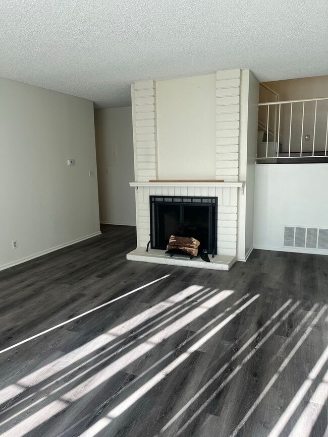 Building Photo - 480 Las Palomas Dr