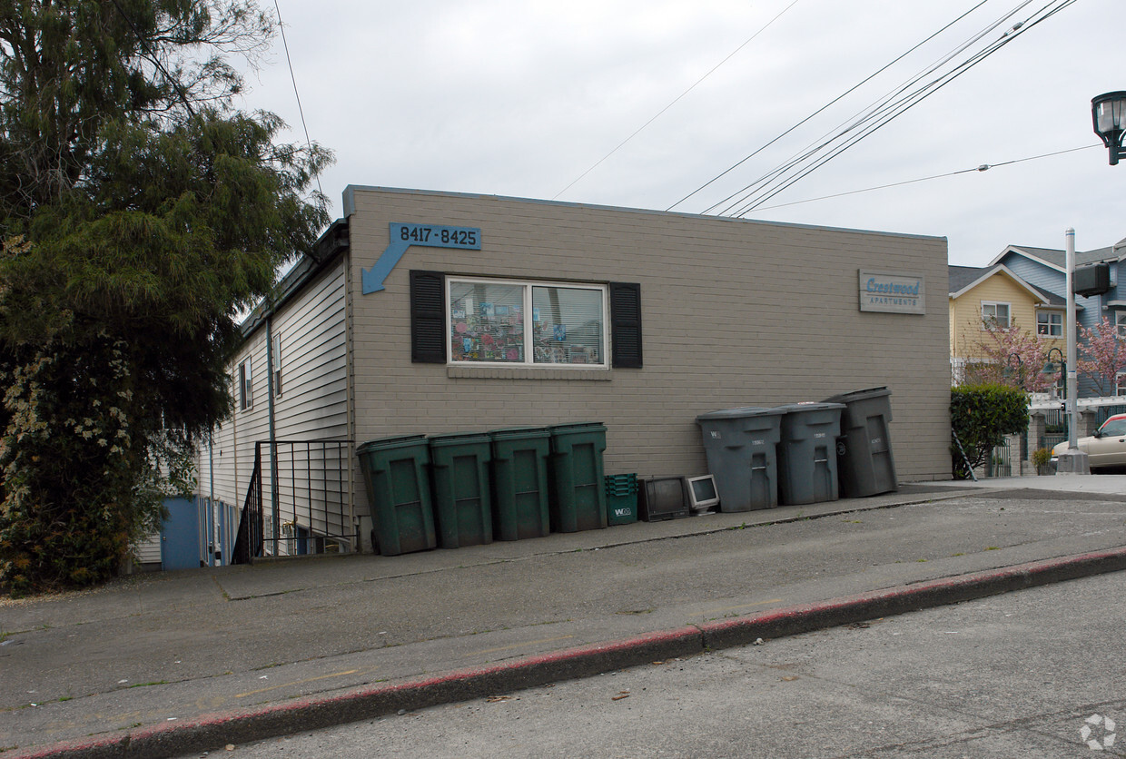 Building Photo - Crestwood Apartments