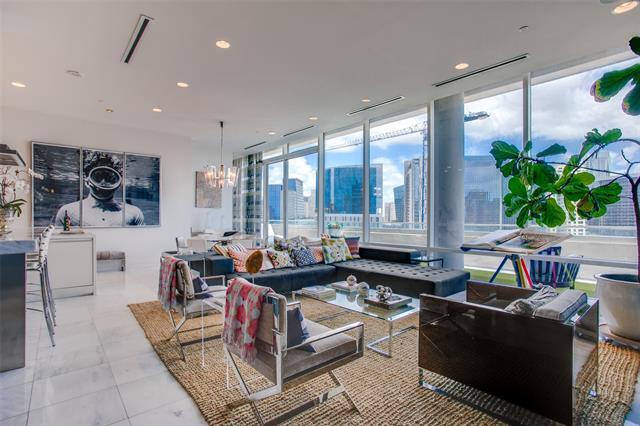 Foto del edificio - 2408 Victory Park Ln