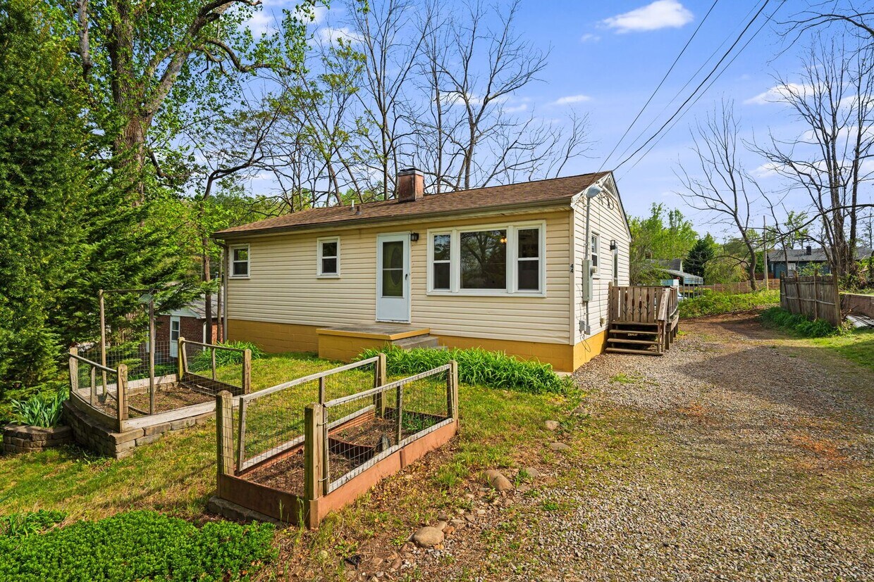 Foto principal - Sunny 2-Bedroom Home with Fenced-In Yard a...