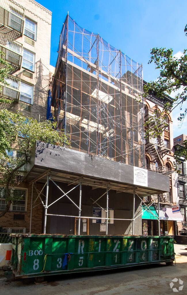 Building Photo - 225 E 81st St