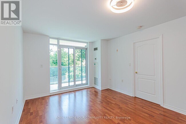 Photo du bâtiment - 3830-3830 Bathurst St