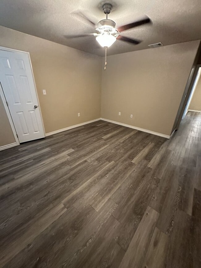 Building Photo - 3BD/2BA