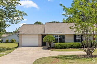 Building Photo - 2107 Henderson Dr