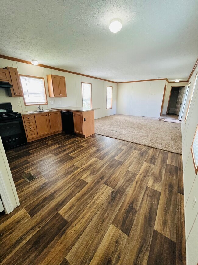 Building Photo - 9358 White Pine Ct
