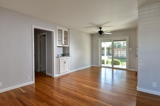 Building Photo - 3BD/1.5BA Single Family Home - Pet Friendl...
