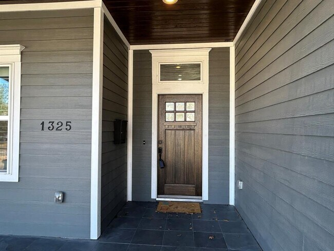 Foto del edificio - 1325 Chantilly Ln