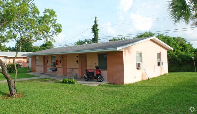 Foto del edificio - The Pines Apartments