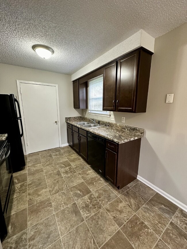 Building Photo - 913 Poppy Dr