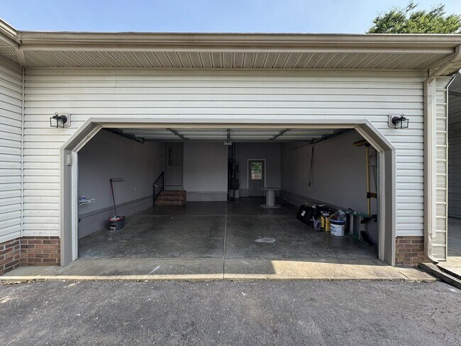 Building Photo - 110 S Dove Ct