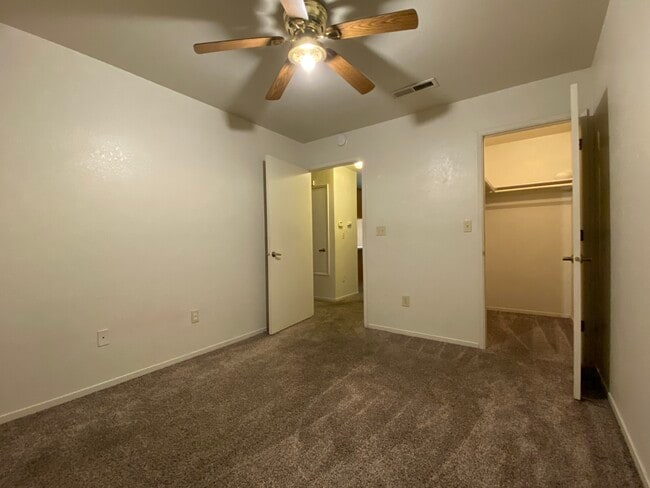 Building Photo - 1229 W Roseburg Ave