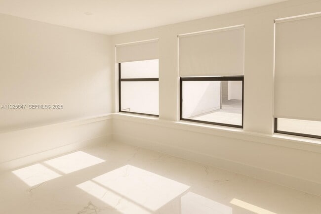 Foto del edificio - 9540 Martinique Dr