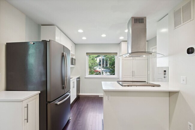 Building Photo - Reston-Renovated 3 BR / 2 BA / 2 1/2 BA En...