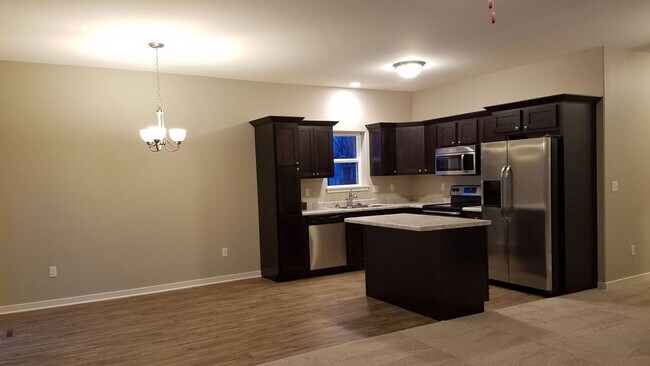 Foto del edificio - 4 Bedroom, 3 bath close to University and available August 14, 2026