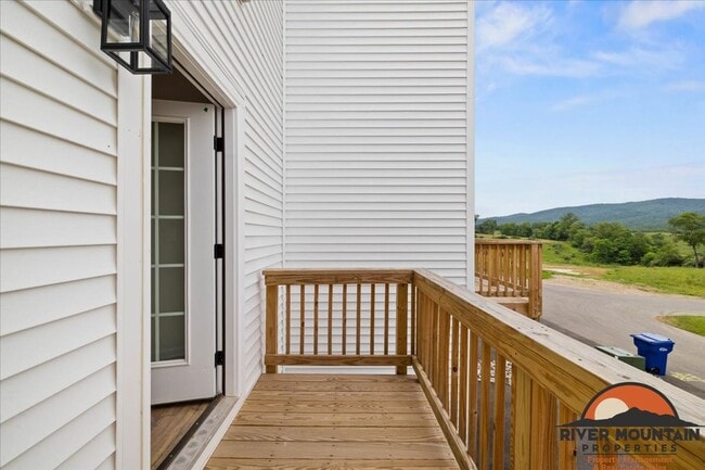 Foto del edificio - Charming Townhome with Garage and Bonus Room