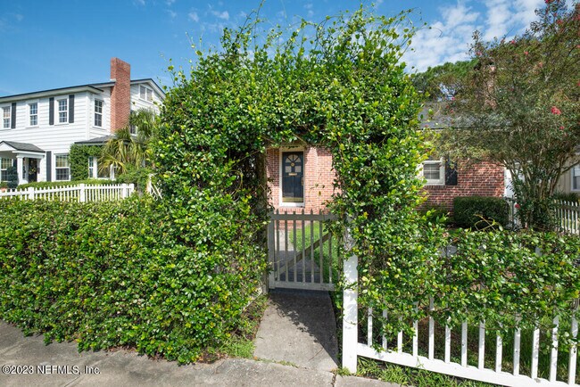 Foto del edificio - 1611 River Oaks Rd
