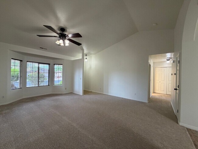 Foto del edificio - SPACIOUS HOME FOR RENT!