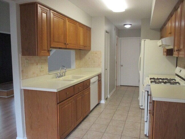 Building Photo - Nice 2 bedroom 1.5 bath end unit Townhome