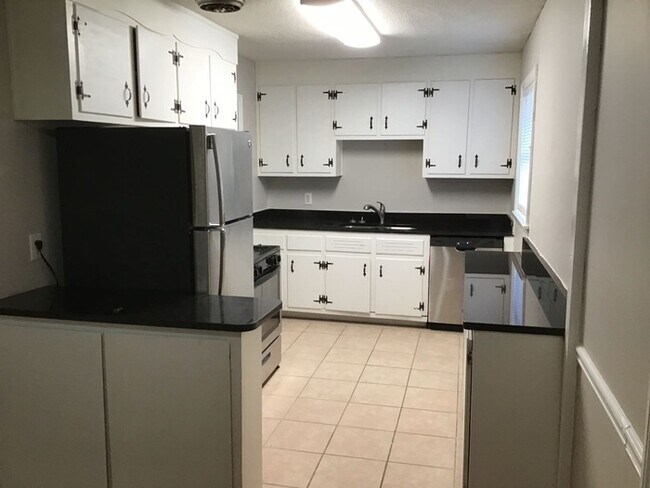 Building Photo - 3324 Oakridge Dr