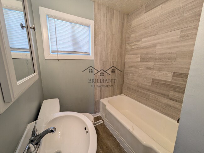 Foto del edificio - 2255 N Graham Ave