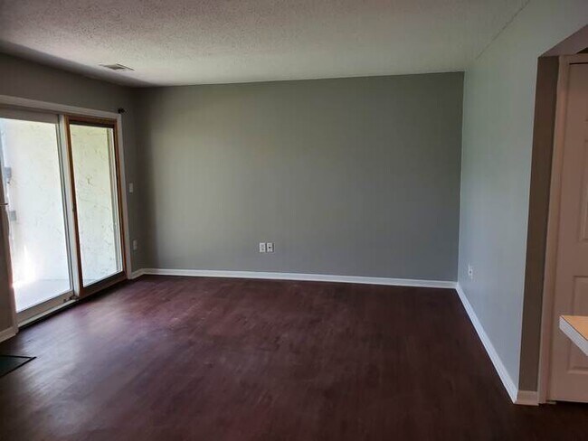 Building Photo - 1261 Lake Shore Dr