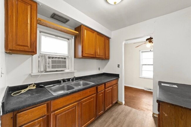 Building Photo - 1386 E 185th St