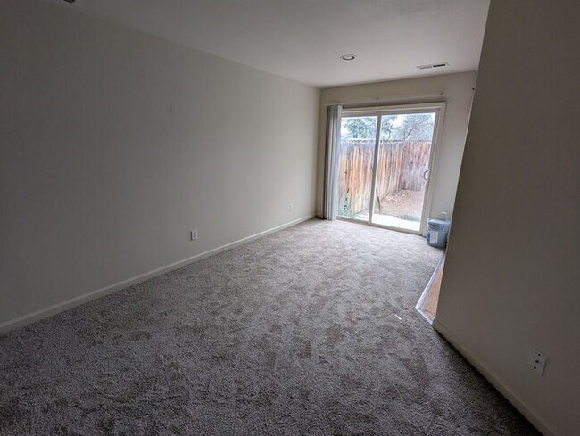 Foto del edificio - Updated 3-Bedroom Townhome in Dayton – Mov...