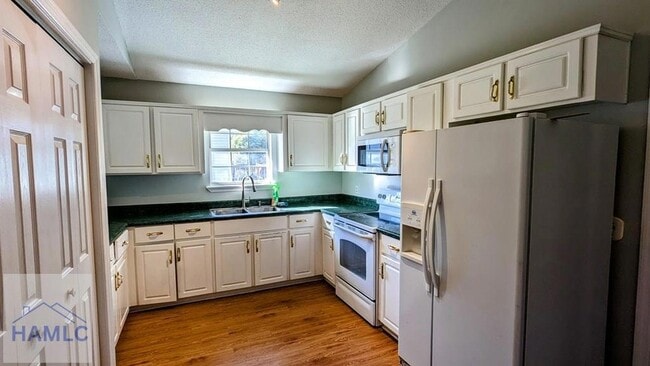 Building Photo - 215 Gordon St