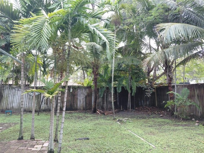 Building Photo - 1050 NE 82nd St