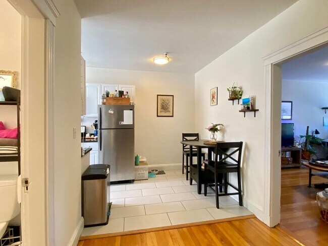Building Photo - Updated Large One Bedroom Top Floor