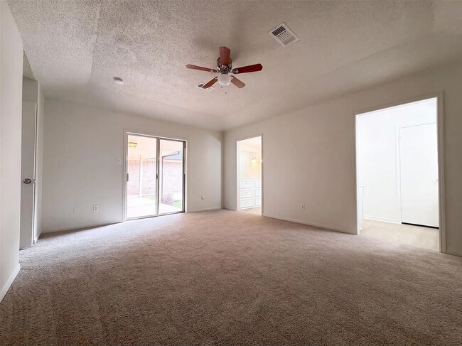 Building Photo - 4042 Greenbriar Dr