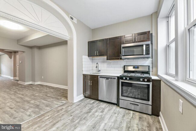 Building Photo - 804 N Linwood Ave