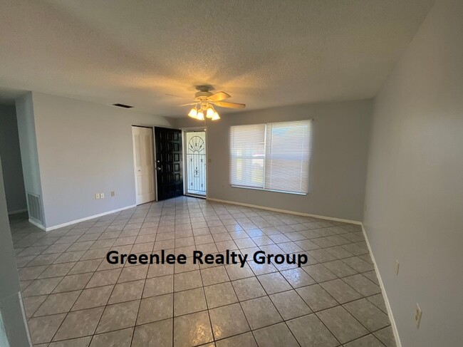 Building Photo - Updated 2 Bed/ 2 Bath/  1 Car Garage Home ...