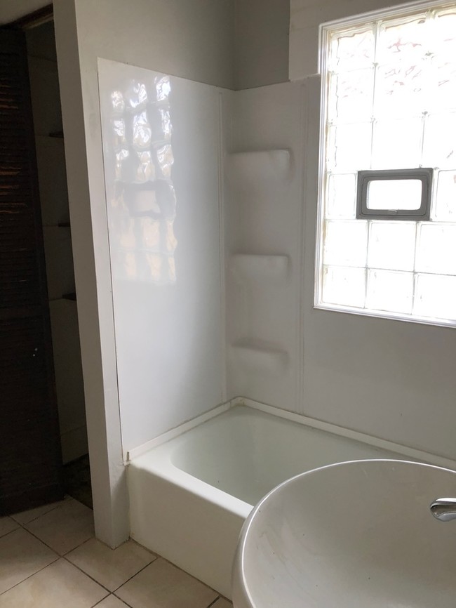 Foto del edificio - Spacious home with fenced yard, Free Month