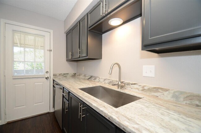 Foto del edificio - 5650 Birchmont Dr