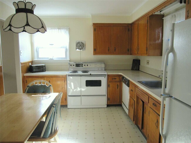 Building Photo - 77 Massapequa Ave