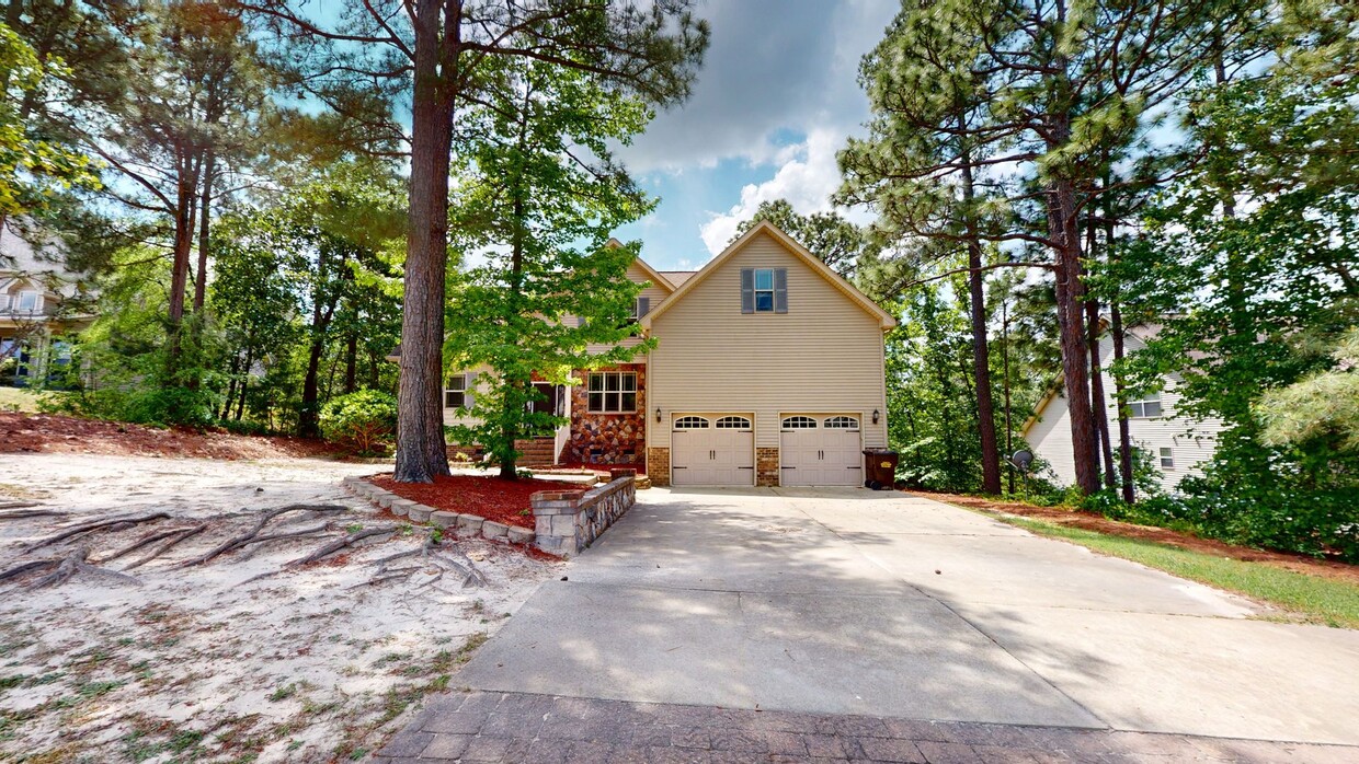 Foto principal - Large 5 Bedroom with Large Fenced in Back ...
