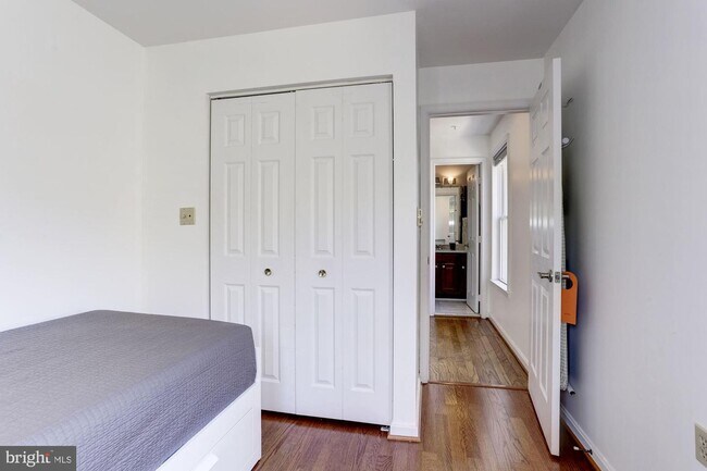 Building Photo - 2409 1/2 20th St NW