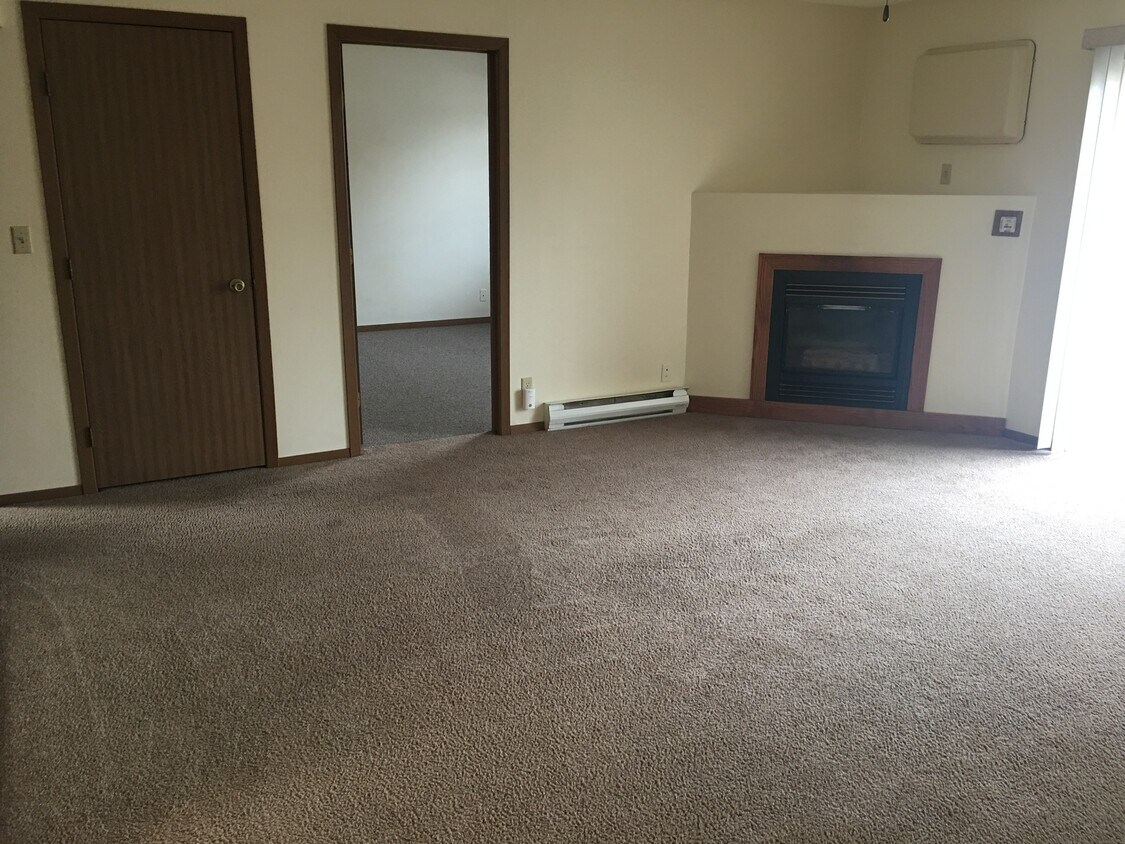 Living rm with gas fireplace & A/C - 4804 Kappus Dr