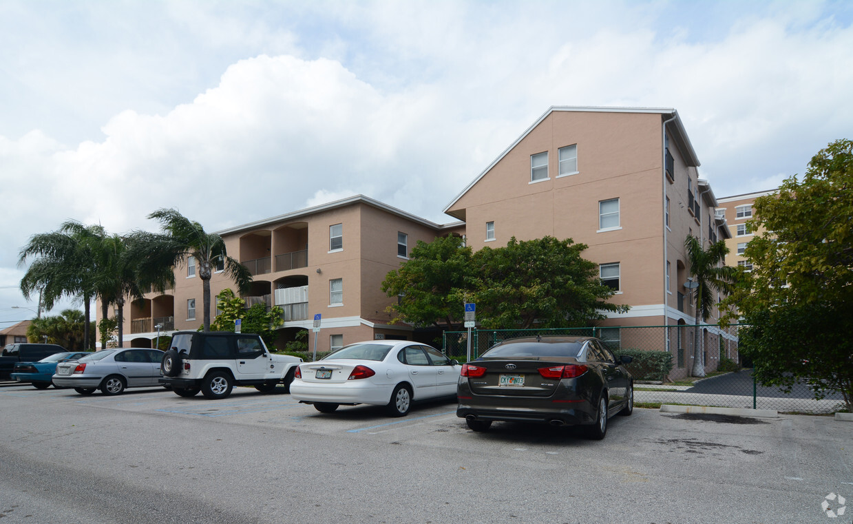 Building Photo - The Courtyards on Flagler