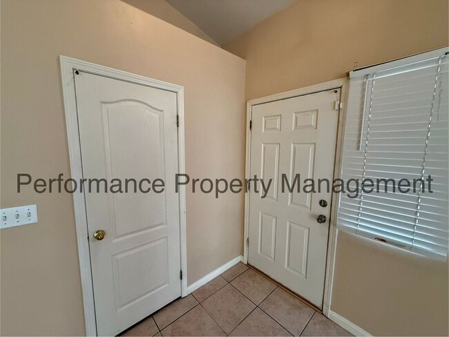 Foto del edificio - Cute 3 Bed/2 Bath SW Bakersfield Home w/ RBP & $0 Deposit Option
