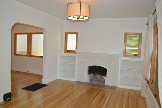 Building Photo - Large home with a great outdoor space and ...