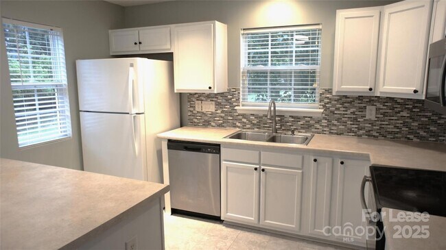 Foto del edificio - 10930 Kinston Ridge Pl