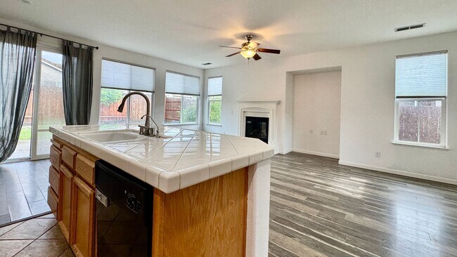 Foto del edificio - NOW AVAILABLE- COZY 3 BED, 2 BATH, 2 CAR GARAGE IN A QUIET NEIGHBORHOOD, NORTH NATOMAS