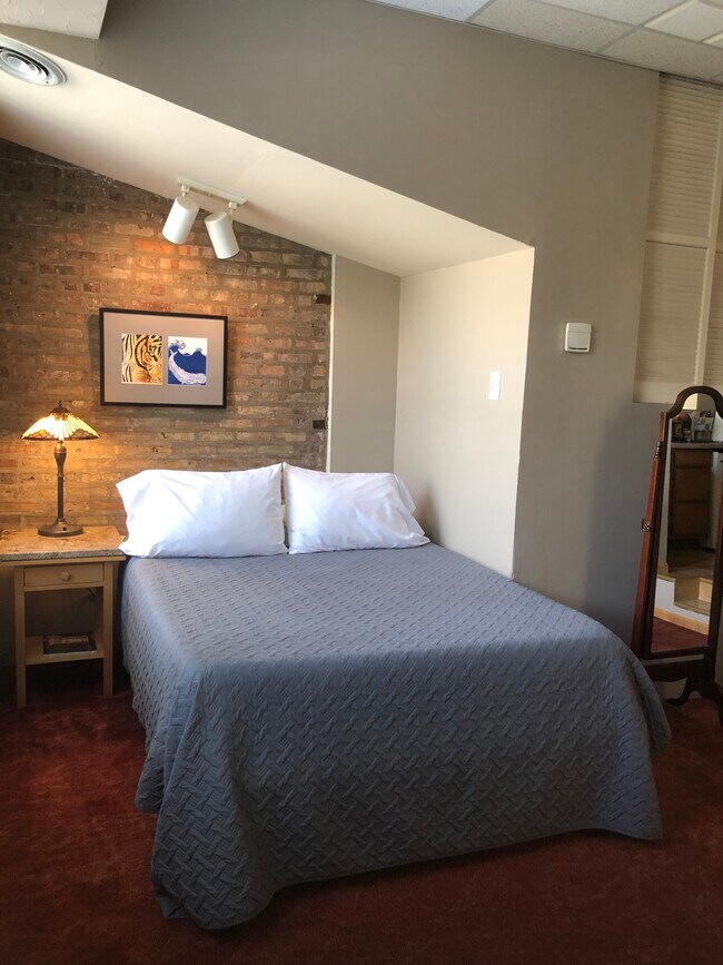 Iluminación personalizada en el acogedor rincón de la cama - 3313 N Clark St