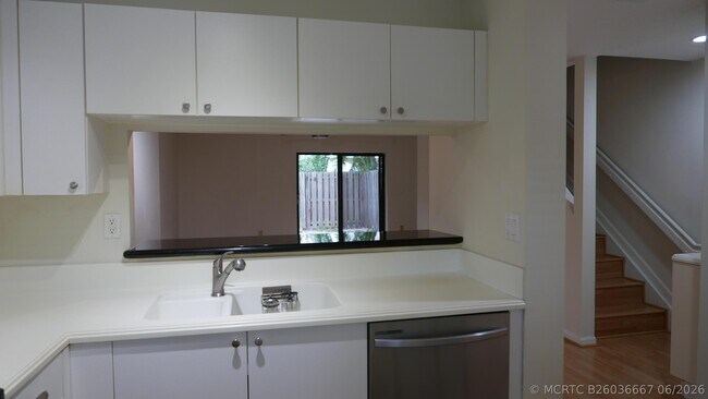 Building Photo - 227 City View Dr