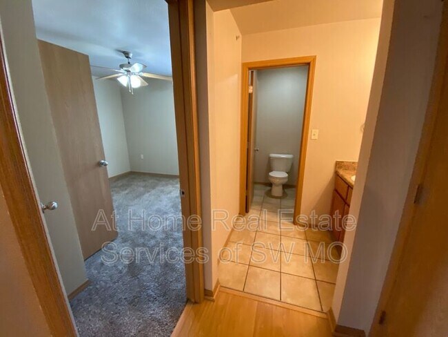 Foto del edificio - 813 S Robberson Ave