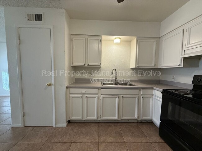 Foto del edificio - 1905 N Center St