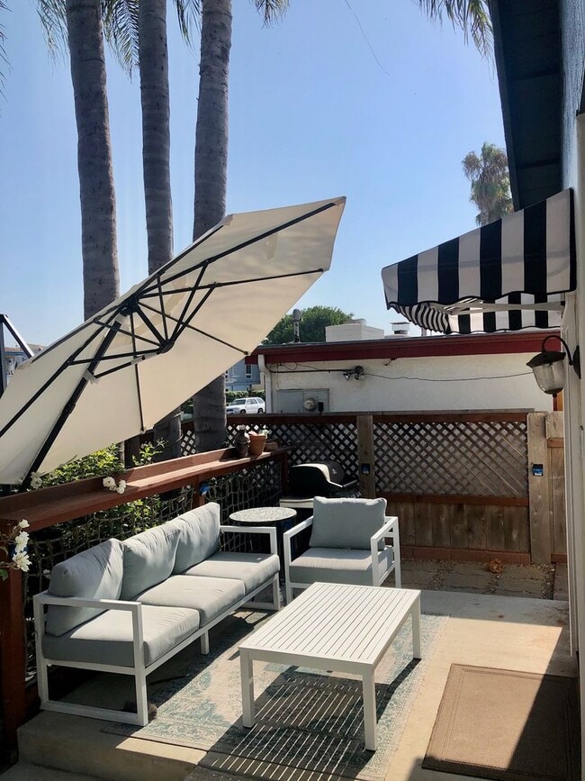 Building Photo - Gorgeous Condo a Block from the Beach in a...